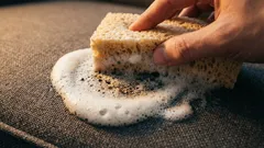 Stari kauč je za 15 minuta izgledao kao nov — bez kemijskog čišćenja.