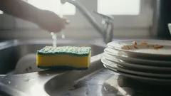 Zašto ne biste ostavljali suđe u vodi preko noći – skrivena opasnost u vašoj kuhinji