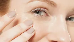 5 pogrešaka zbog kojih koža oko očiju izgleda umorno, čak i kod žena koje se dobro brinu o sebi