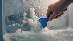 Zaboravite na dugotrajno odmrzavanje: ova metoda uklanja led u roku od nekoliko minuta.