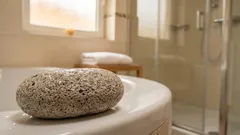 Zašto pete postaju gora nakon korištenja pumice? — Znanstveno objašnjenje