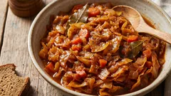 Kako pripremiti ukusno pirjanu kupus: savjeti kuhara